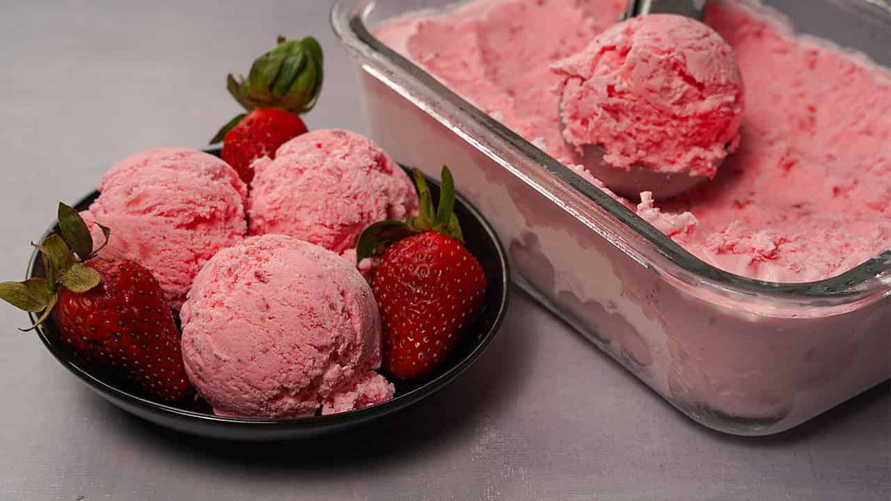 بستنی توت فرنگی کاسه ای با عطر میوه ای دلنشین